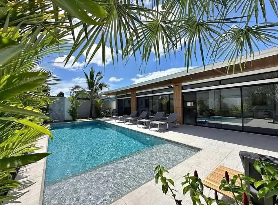 Elegante Villa de Lujo con 4 Dormitorios y Piscina en Rawai, Phuket
