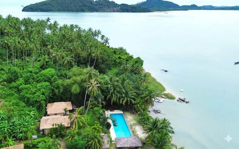 Zwei Wasserbungalows auf Coconut Island, Rawai