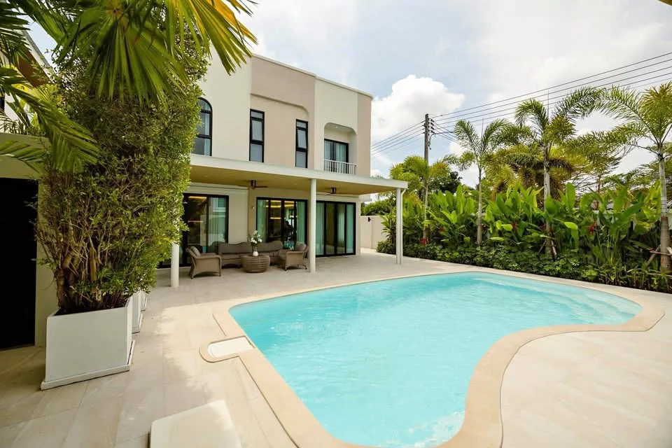 Moderna villa con piscina de 3 dormitorios en venta en Thalang, Phuket