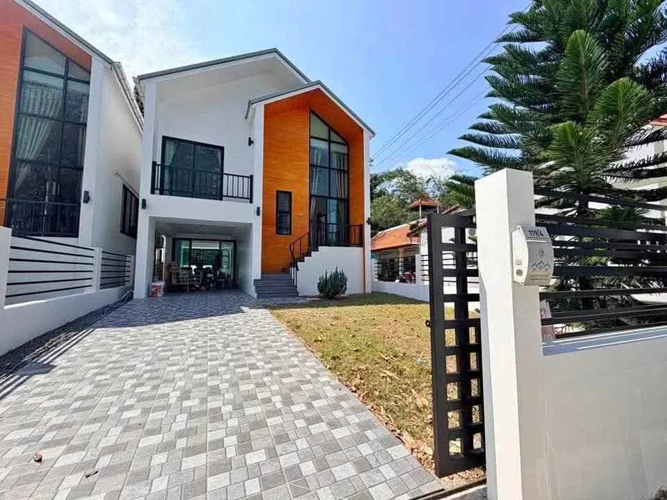 Villa 4 Chambres avec Piscine dans un Quartier Calme de Thalang