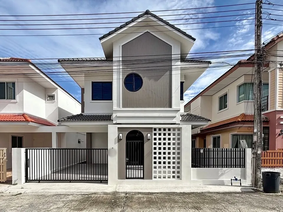 Neu renoviertes 2-stöckiges Doppelhaus mit 4 Schlafzimmern in Wichit, Phuket
