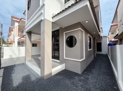 Neu renoviertes 2-stöckiges Doppelhaus mit 4 Schlafzimmern in Wichit, Phuket