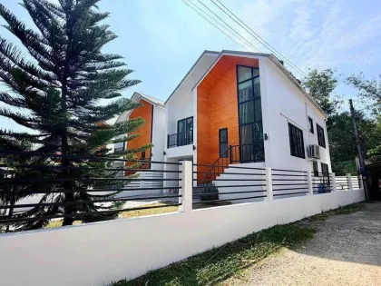 Villa de 4 dormitorios y 3 baños con piscina privada en zona tranquila