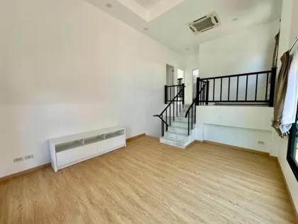 Villa de 4 dormitorios y 3 baños con piscina privada en zona tranquila