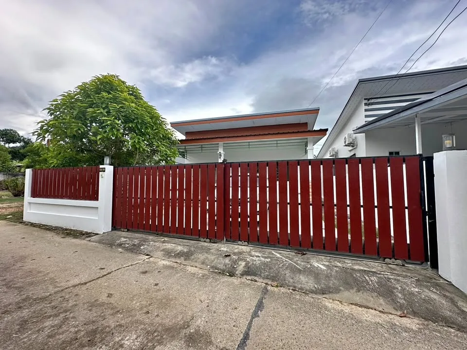 Villa Independiente de 2 Dormitorios con Parqueo y Jardín