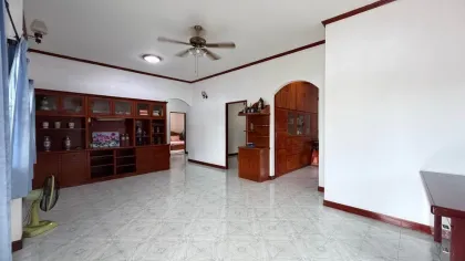 Spacieuse Villa 3 Chambres avec Grand Terrain à Chalong, Phuket Town