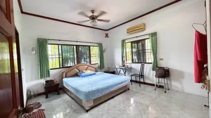 Spacieuse Villa 3 Chambres avec Grand Terrain à Chalong, Phuket Town