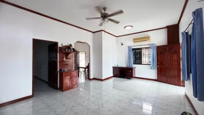 Spacieuse Villa 3 Chambres avec Grand Terrain à Chalong, Phuket Town