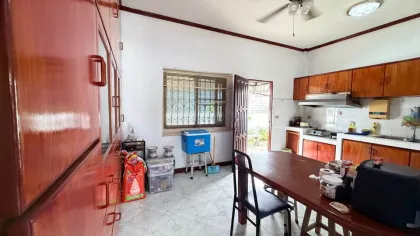 Spacieuse Villa 3 Chambres avec Grand Terrain à Chalong, Phuket Town