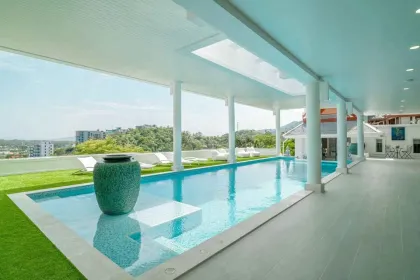 Lujosa villa de 5 dormitorios con impresionantes vistas al mar en Playa Surin