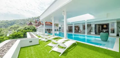 Lujosa villa de 5 dormitorios con impresionantes vistas al mar en Playa Surin