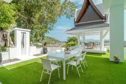 Lujosa villa de 5 dormitorios con impresionantes vistas al mar en Playa Surin