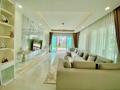 Private Pool Villa with 4 Bedrooms & 5 Bathrooms in Thalang