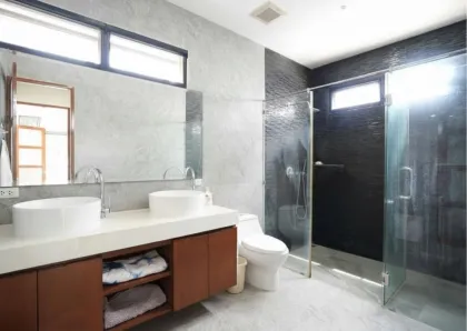 Geräumige 3-Schlafzimmer-Villa mit privatem Pool bei Rawai und Nai Harn
