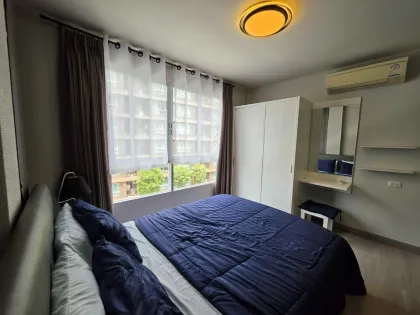 Dee Condo Creek в районе Kathu: 1 спальня, 1 ванная, вид на бассейн