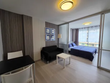 Dee Condo Creek в районе Kathu: 1 спальня, 1 ванная, вид на бассейн