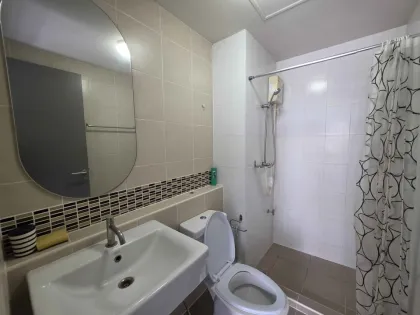 Dee Condo Creek в районе Kathu: 1 спальня, 1 ванная, вид на бассейн