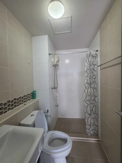 Dee Condo Creek в районе Kathu: 1 спальня, 1 ванная, вид на бассейн