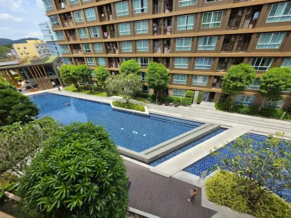 Dee Condo Creek в районе Kathu: 1 спальня, 1 ванная, вид на бассейн