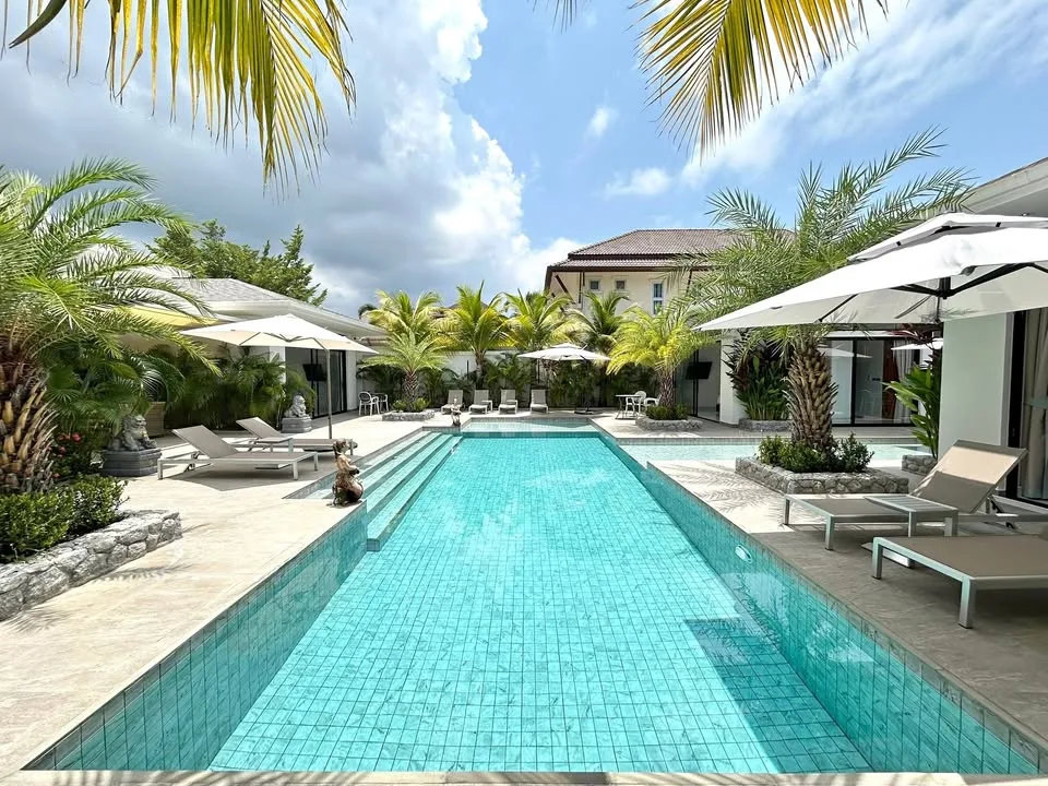 Luxuriöse 4-Zimmer-Poolvilla zum Verkauf in Phuket Town