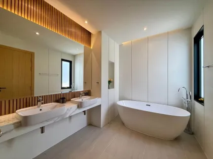 Villa nueva de 3 dormitorios con piscina en excelente ubicación en Rawai
