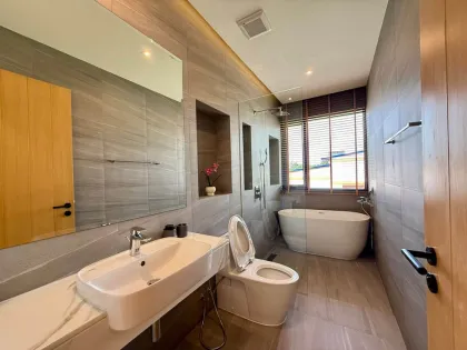 Villa nueva de 3 dormitorios con piscina en excelente ubicación en Rawai