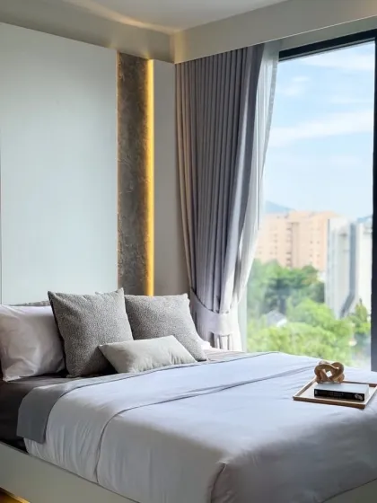 2 спальни, 2 ванные в кондоминиуме The Deck Patong с бассейном и видом на горы