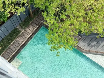 2 спальни, 2 ванные в кондоминиуме The Deck Patong с бассейном и видом на горы