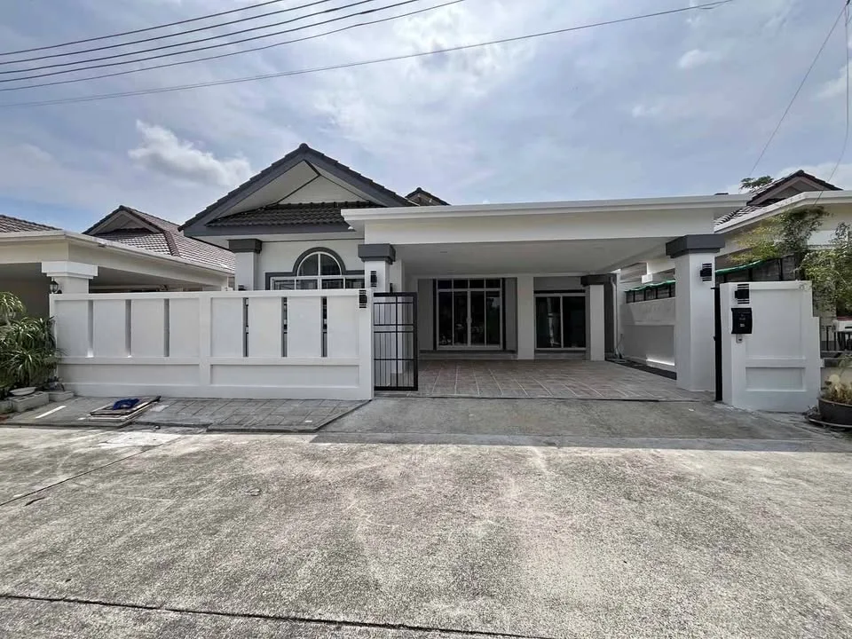 Casa renovada de 3 habitaciones en Sinsuk Thani, Thalang