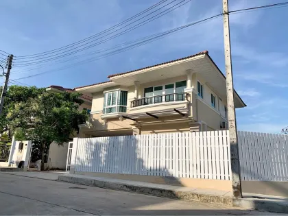 Supalai Essence靠近Robinson的宽敞3卧室别墅