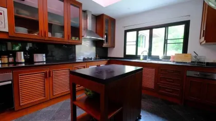 Вилла с 5 спальнями в продаже в Baan-Bua Naiharn