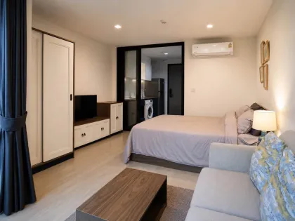 The Base Central 1-Schlafzimmer 1-Badezimmer Apartment mit Poolblick