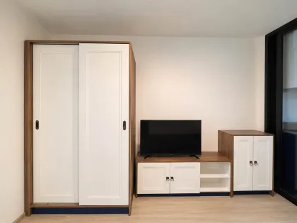 The Base Central 1-Schlafzimmer 1-Badezimmer Apartment mit Poolblick