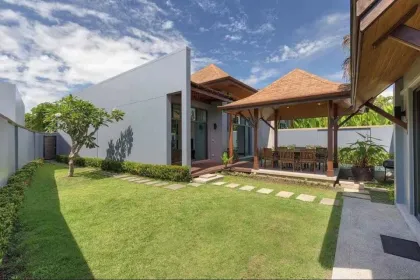 Villa 3 Chambres avec Piscine à Khokyang, Nai Harn – Proche Plage