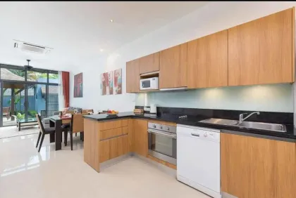 Villa 3 Chambres avec Piscine à Khokyang, Nai Harn – Proche Plage