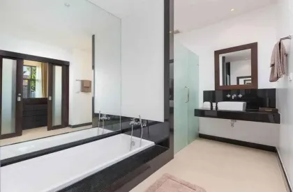 Villa 3 Chambres avec Piscine à Khokyang, Nai Harn – Proche Plage
