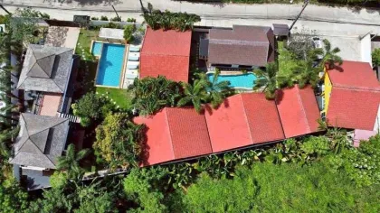 รีสอร์ตและพูลวิลล่าน่ารัก 12 ห้องนอน 13 ห้องน้ำ ในราไวย์ ภูเก็ต