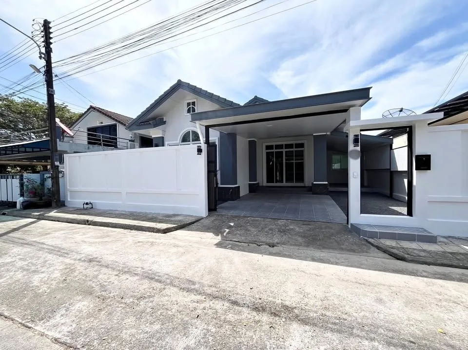 Freistehende Villa mit 3 Schlafzimmern und 2 Bädern in Sinsukthani, Phuket