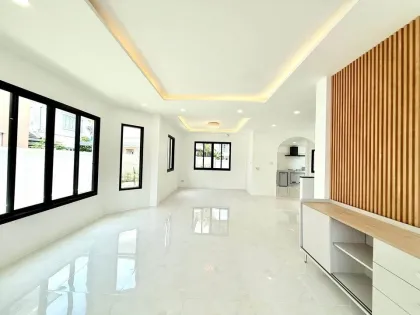 บ้านสไตล์โมเดิร์น 3 ห้องนอน ที่ปรับปรุงใหม่ในฉลอง