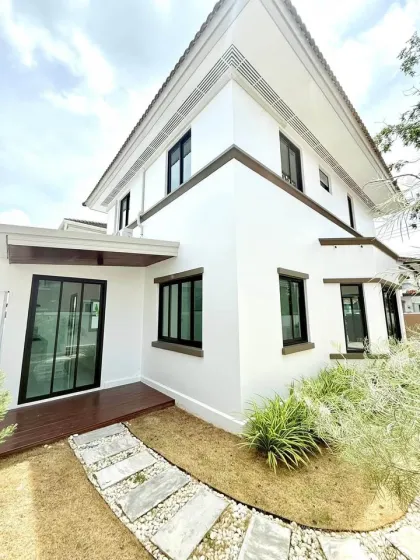 บ้านสไตล์โมเดิร์น 3 ห้องนอน ที่ปรับปรุงใหม่ในฉลอง