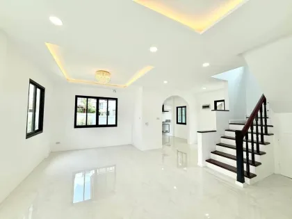 บ้านสไตล์โมเดิร์น 3 ห้องนอน ที่ปรับปรุงใหม่ในฉลอง