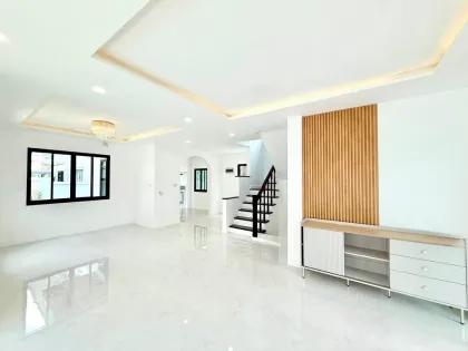 บ้านสไตล์โมเดิร์น 3 ห้องนอน ที่ปรับปรุงใหม่ในฉลอง