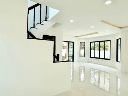 บ้านสไตล์โมเดิร์น 3 ห้องนอน ที่ปรับปรุงใหม่ในฉลอง
