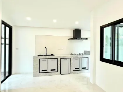 บ้านสไตล์โมเดิร์น 3 ห้องนอน ที่ปรับปรุงใหม่ในฉลอง