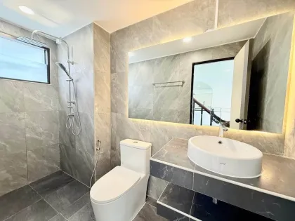 บ้านสไตล์โมเดิร์น 3 ห้องนอน ที่ปรับปรุงใหม่ในฉลอง