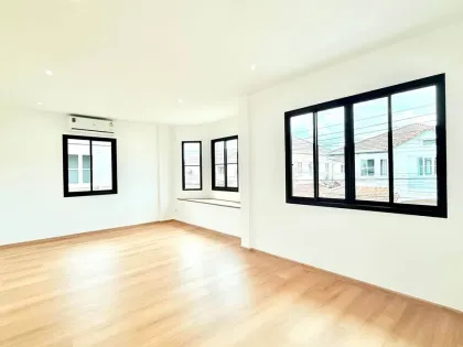 บ้านสไตล์โมเดิร์น 3 ห้องนอน ที่ปรับปรุงใหม่ในฉลอง