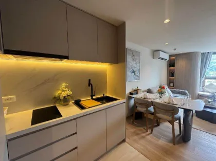 Moderne 1-Schlafzimmer-Wohnung in der Nähe von Nai Harn Strand