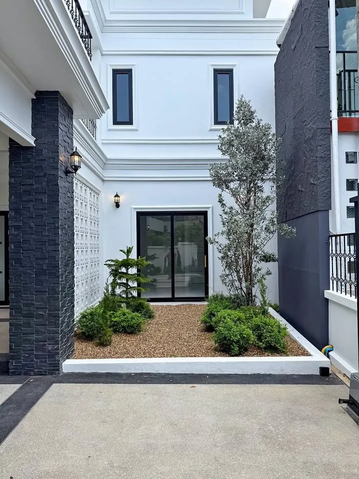 Villa nueva de 4 dormitorios con piscina cerca de Chalong, Phuket