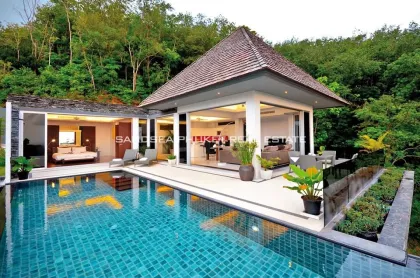 Вилла с бассейном и видом на море на холме Лаян