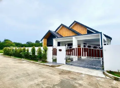 普莱，查龙高档带租户3卧室泳池别墅